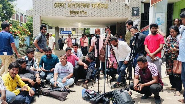 ঠাকুরগাঁও জেলা প্রশাসকের কার্যালয়ের সামনে প্রতিবাদরত সাংবাদিকবৃন্দ ছবি :যুগের কন্ঠস্বর
