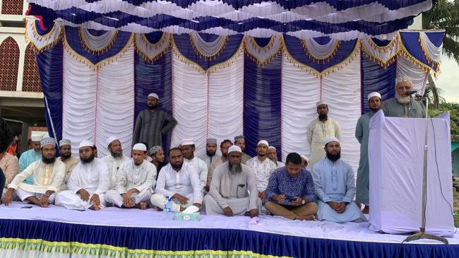 খাশের হাট ঈদগাহ ময়দানে অনুষ্ঠিত দোয়া মাহফিলে আমন্ত্রিত জামায়াতের নেতৃবৃন্দ। ছবি: যুগের কন্ঠস্বর