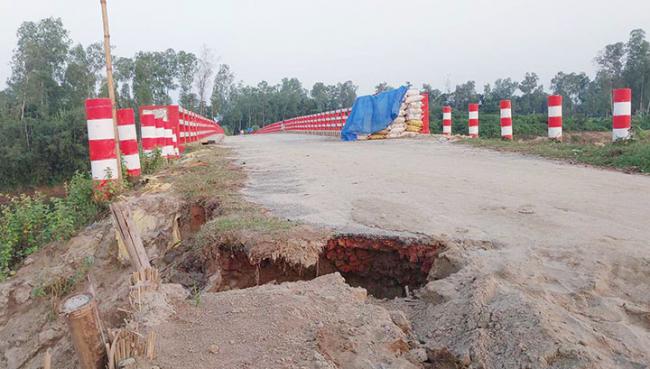 ৬ কোটির ব্রীজ ও সংযোগ সড়ক, ৩ মাসেই অচল