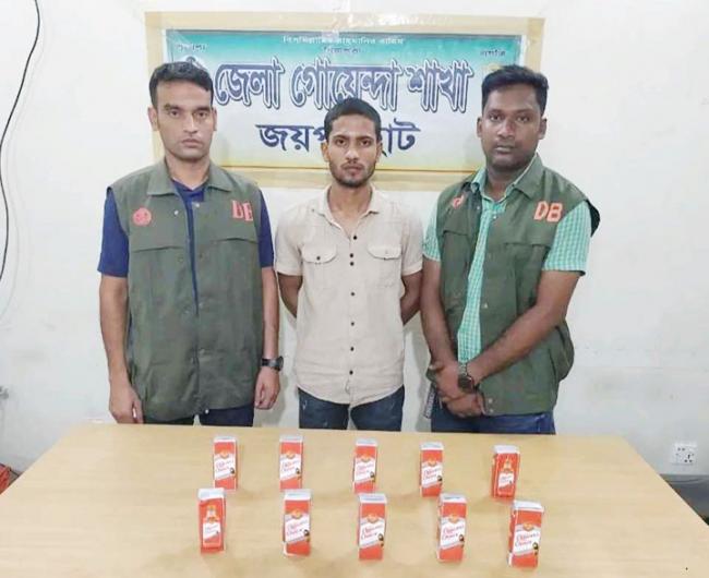 জয়পুরহাটে ১০ প্যাকেট বিদেশি মদসহ আটক - ১
