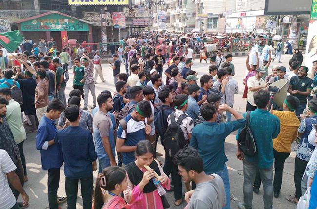 সাইন্সল্যাব মোড় অবরোধ করে রেখেছেন সাত কলেজ শিক্ষার্থীরা