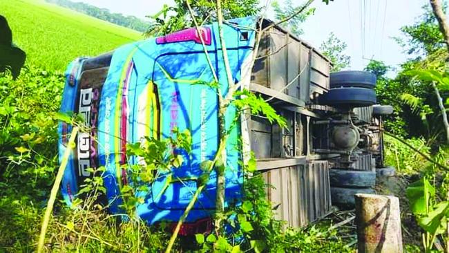 বরগুনার বামনায় বাস উল্টে খাদে আহত ৬