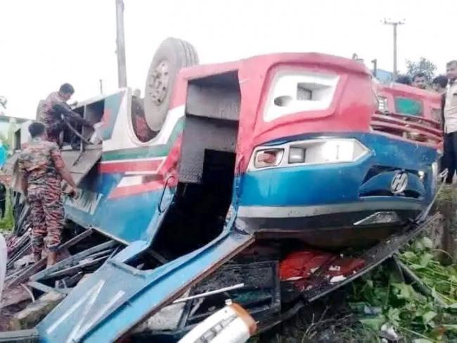দিনাজপুরের ফুলবাড়ীতে সড়ক দুর্ঘটনায় দুমড়ে মুচড়ে যাওয়া গাড়ি