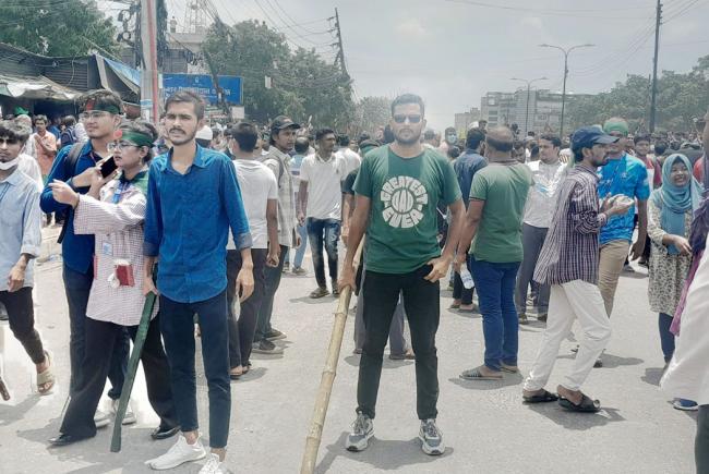 জুলাই আন্দোলনে লাঠি হাতে রাজপথে আতিকুর রহমান উজ্জল