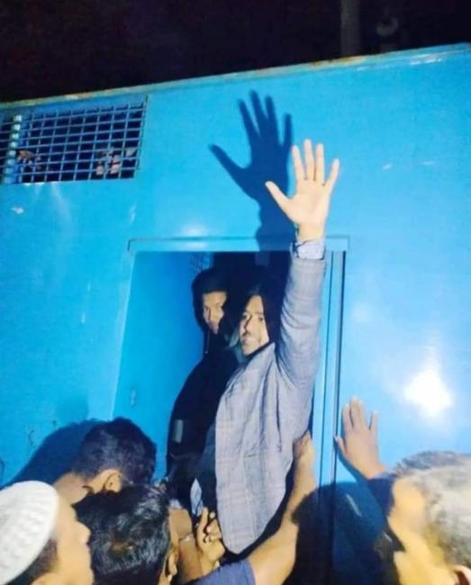 প্রিজন ভ্যানে হাত নাড়ছেন ছাত্রদল নেতা মাসুম বিল্লাহ